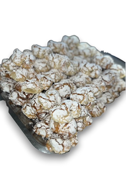 Biscotti crinkle ricoperti di zucchero a velo con Paste di Mandorla Siciliane Dolce