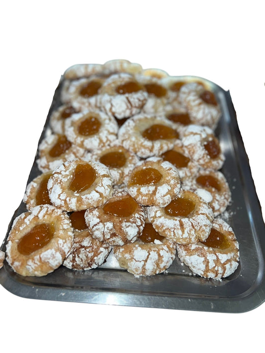 Biscotti dolci con marmellata di albicocca e pasta di mandorla siciliana